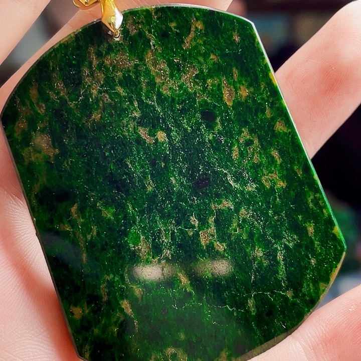 翡翠未镶嵌颈饰多样性