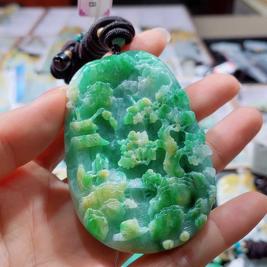 翡翠未镶嵌颈饰一个