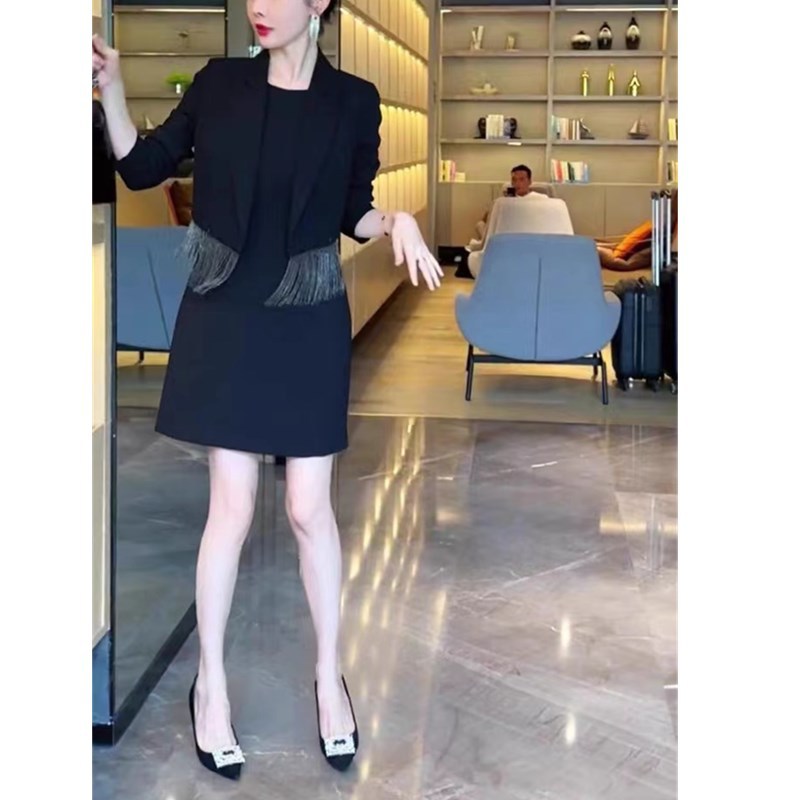 23602喜迎2025早春新款流苏设计感砍袖连衣裙+外套两件套女