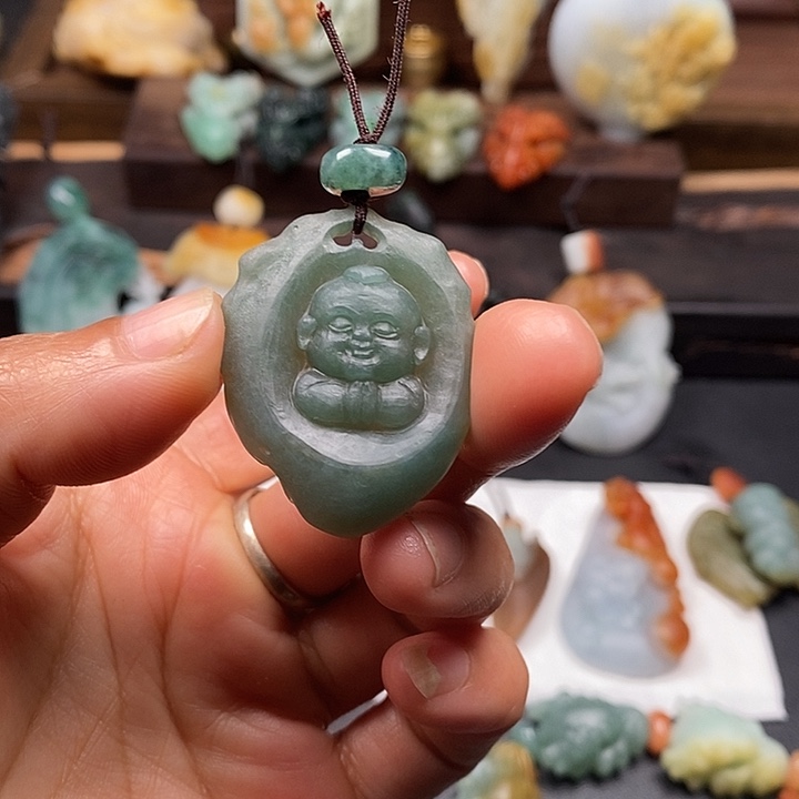 德***下定制翡翠未镶嵌毛货抛光
