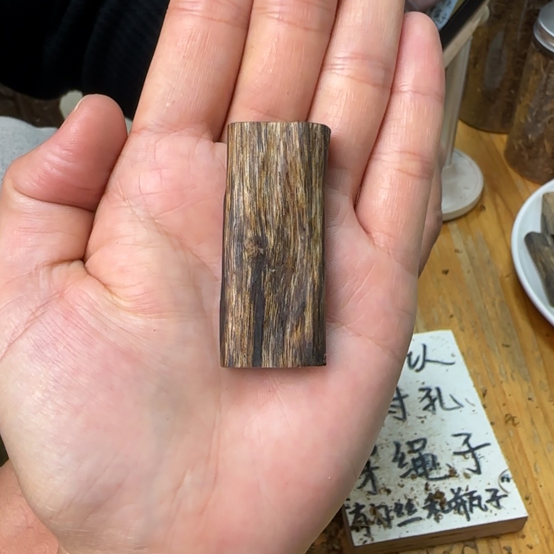 沉香吊坠素牌绿奇7.3克