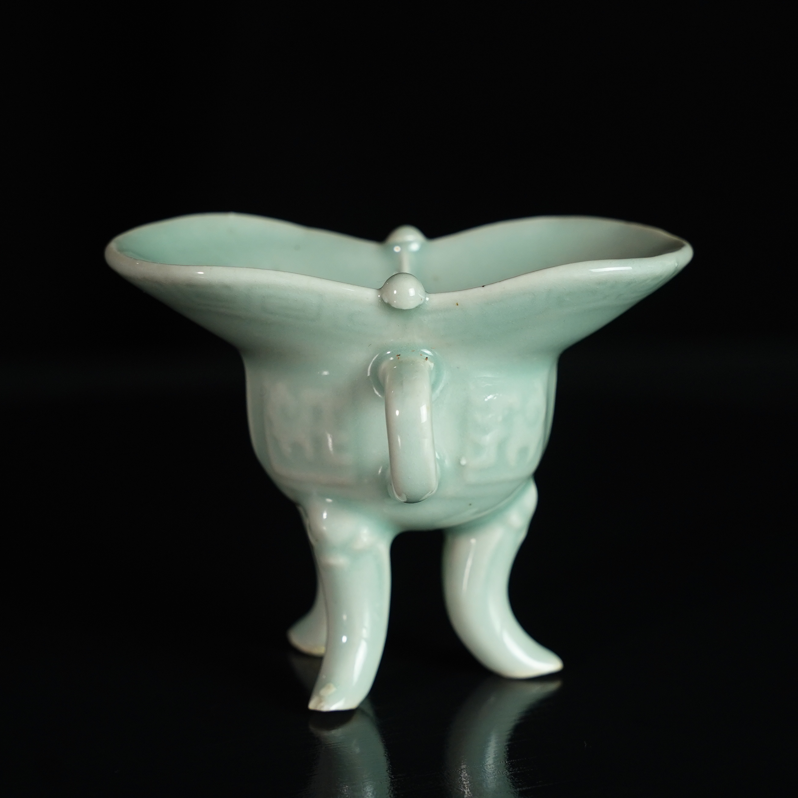 LABC250216003【十竹斋】晚清民国豆青釉暗刻爵杯