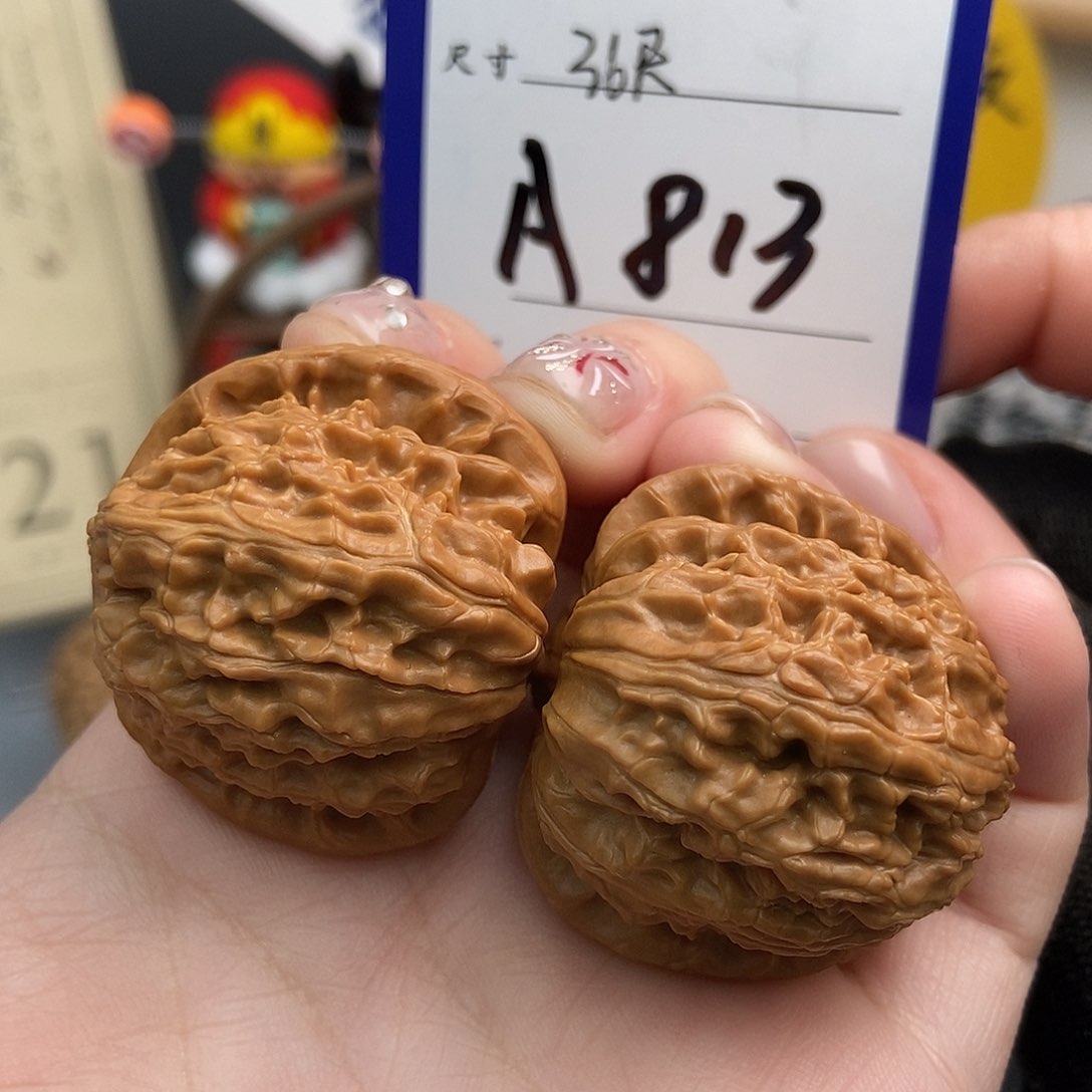 文玩核桃吊坠三角白