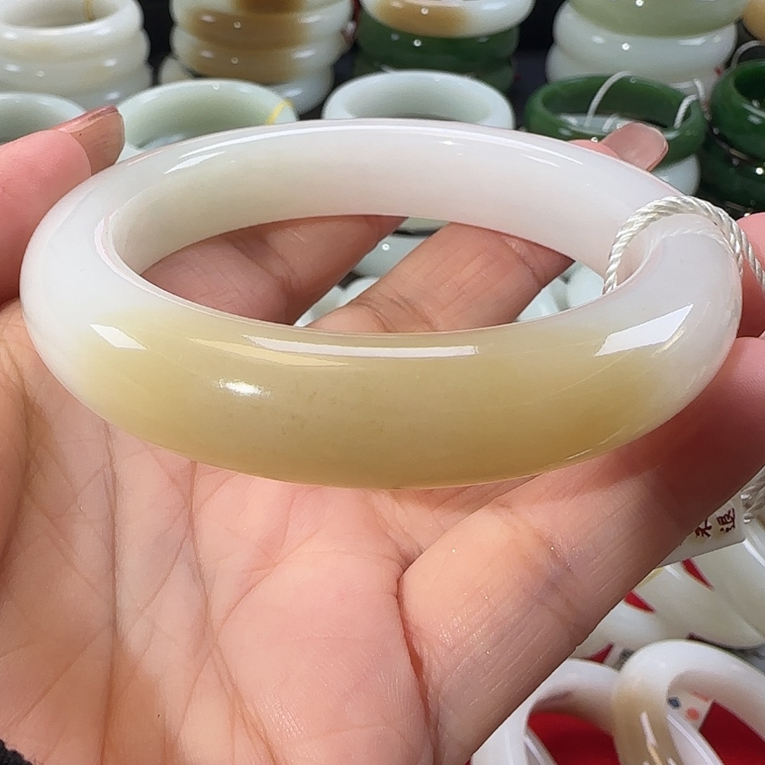 和田玉未镶嵌手镯