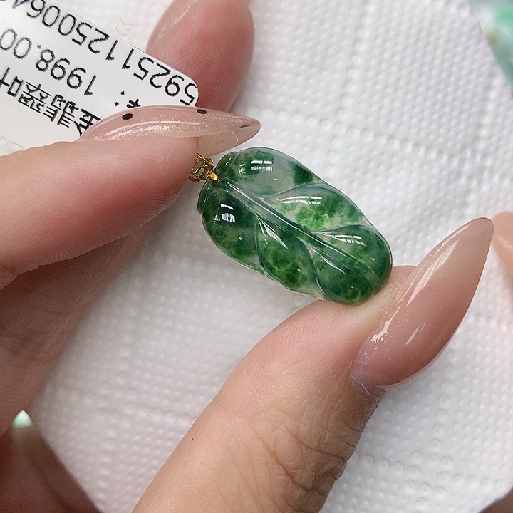 颈饰18K金镶嵌翡翠