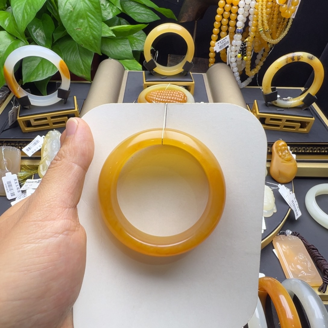 雨***角石英质玉（黄龙玉）未镶嵌手镯