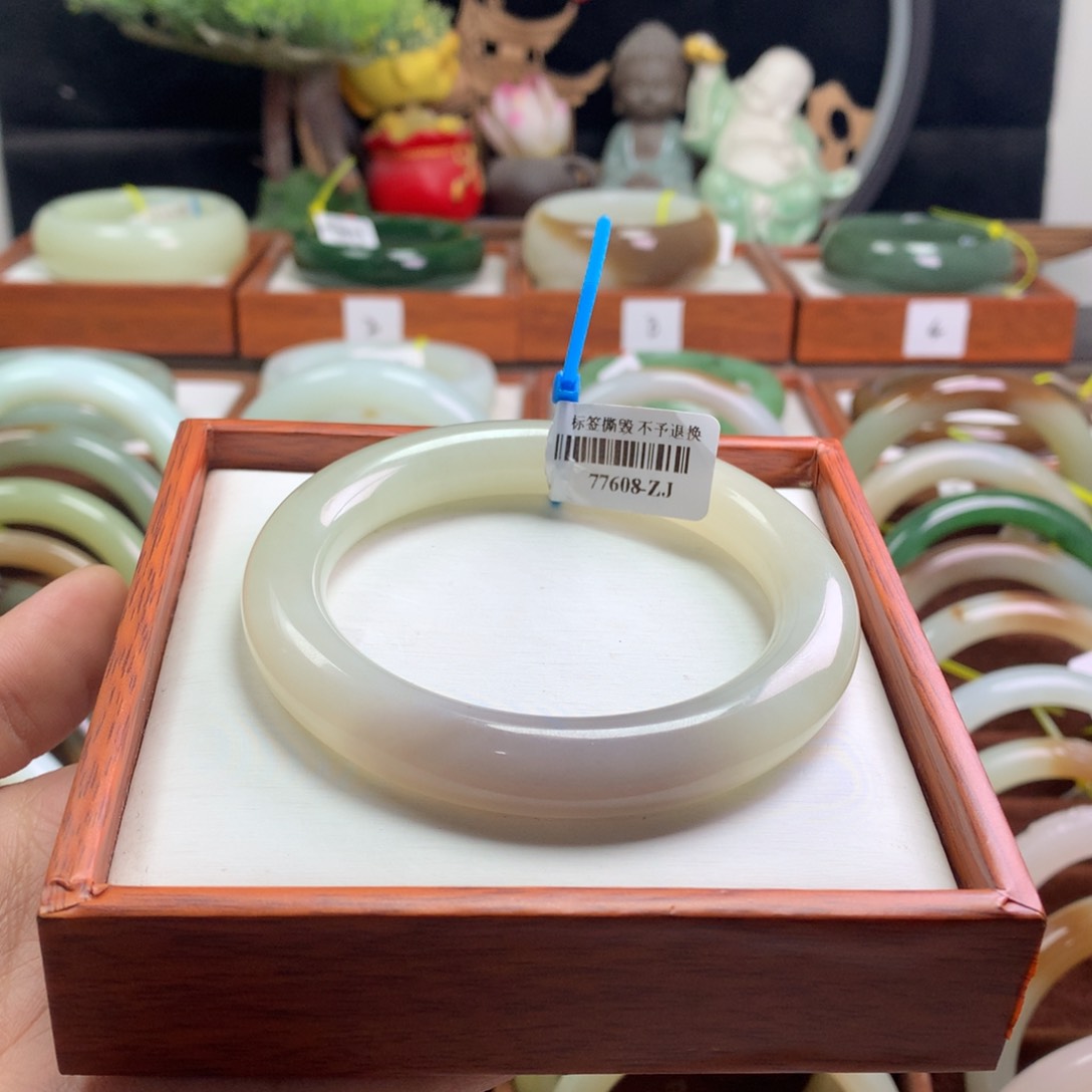 和田玉手镯未镶嵌好***朵57.2