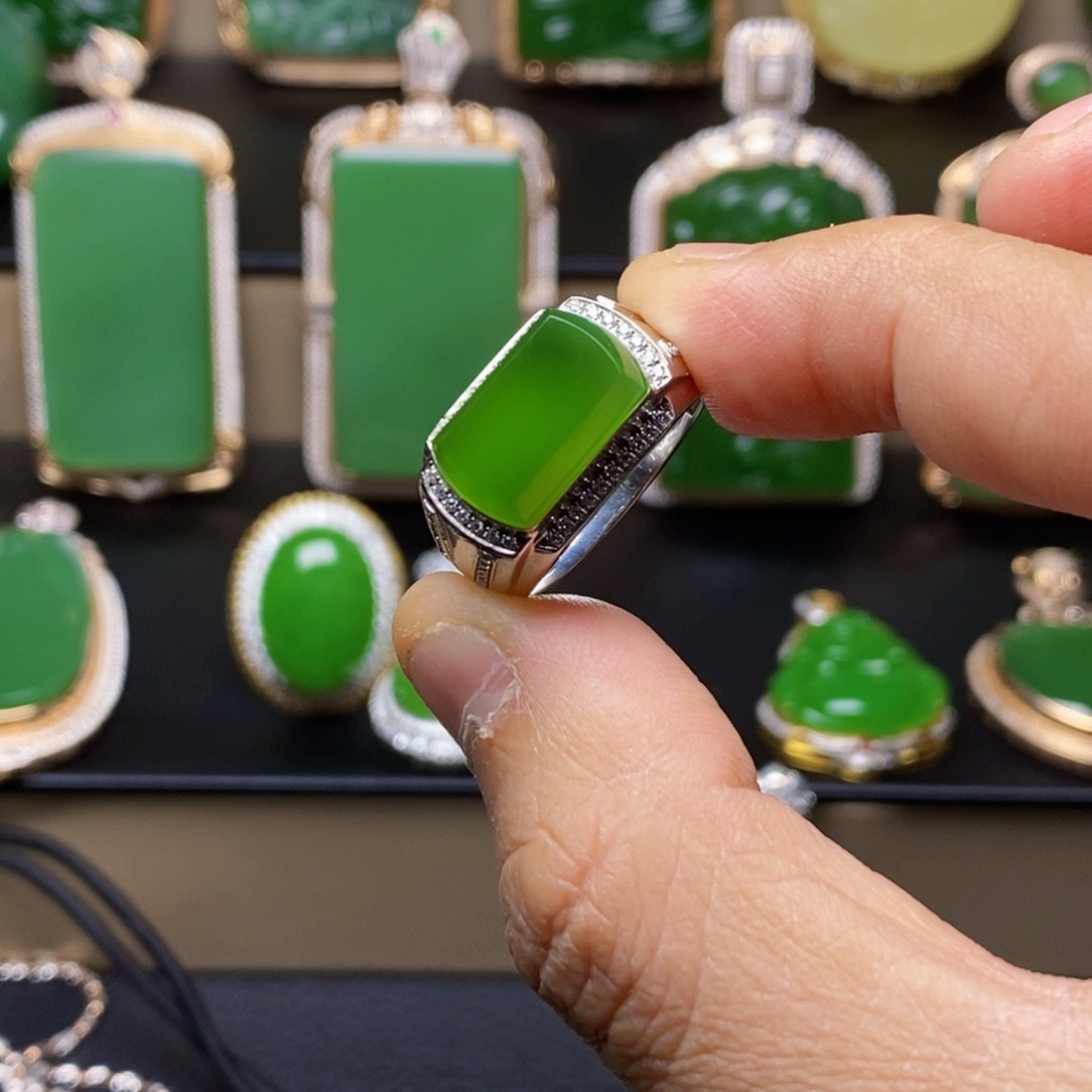 和田玉吊坠(不含链)18K金镶嵌往****醒