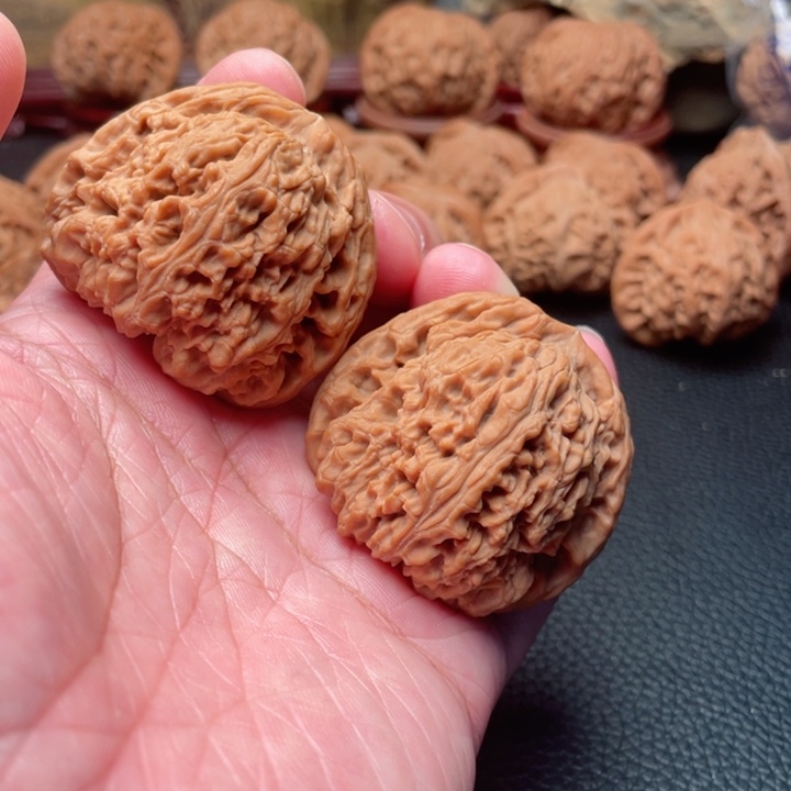 文玩核桃把件45三角桩南疆石