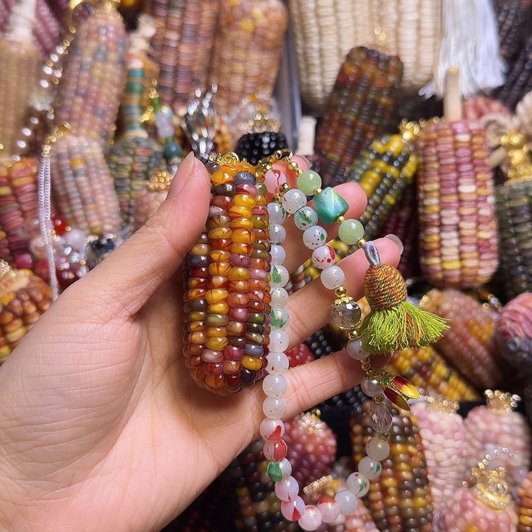 ****栀亚克力合金彩色旋转木