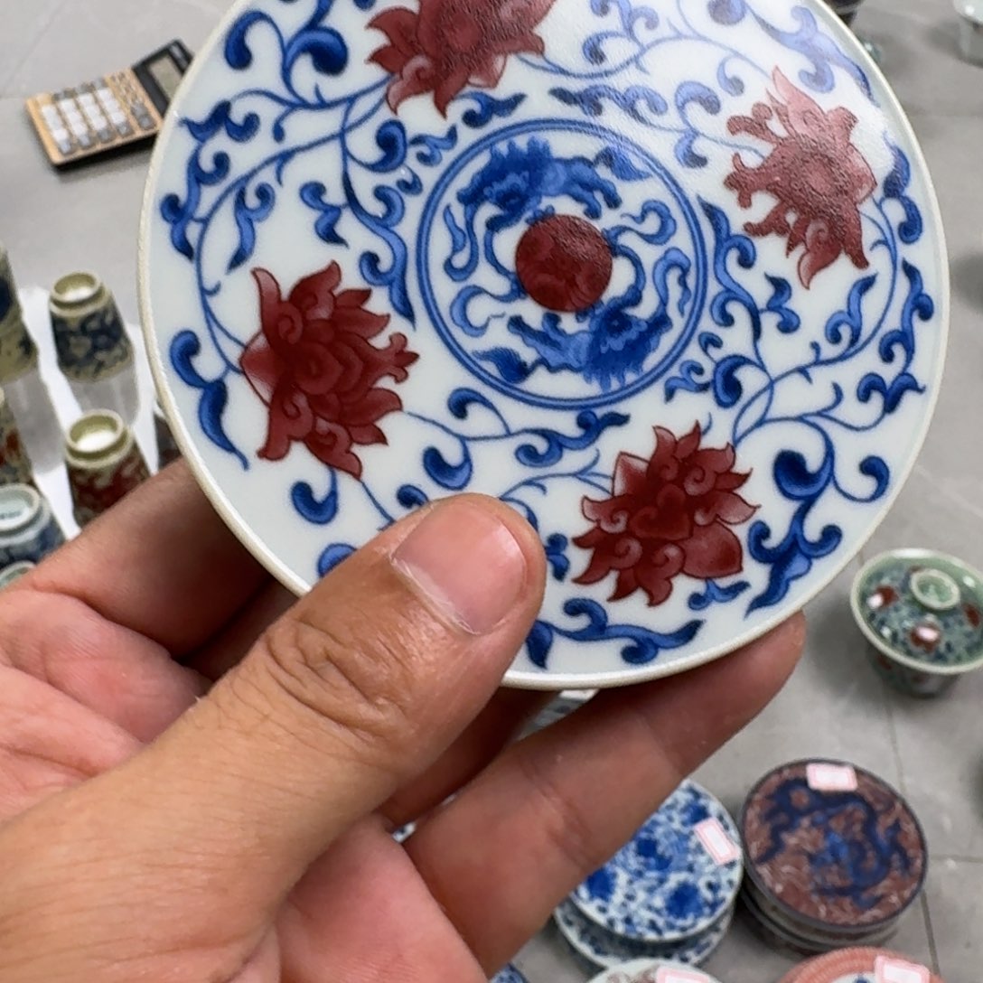 杯釉里红缠枝莲盖置