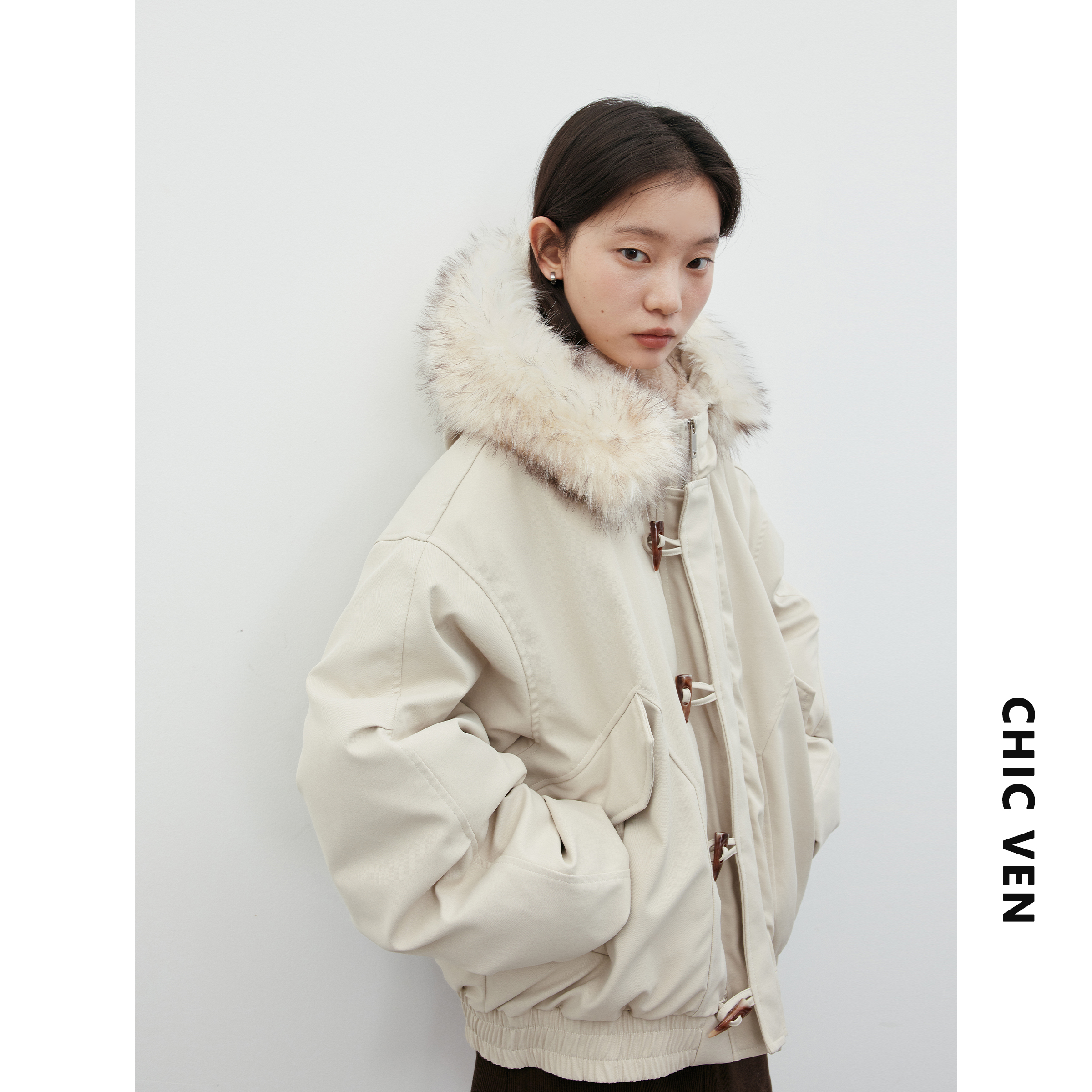 冬季新品短款廓形连帽毛领牛角扣90白鸭绒羽绒服125DYR0795