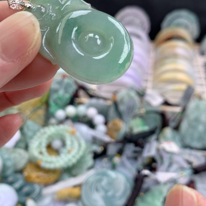 翡翠颈饰18K金镶嵌吊坠