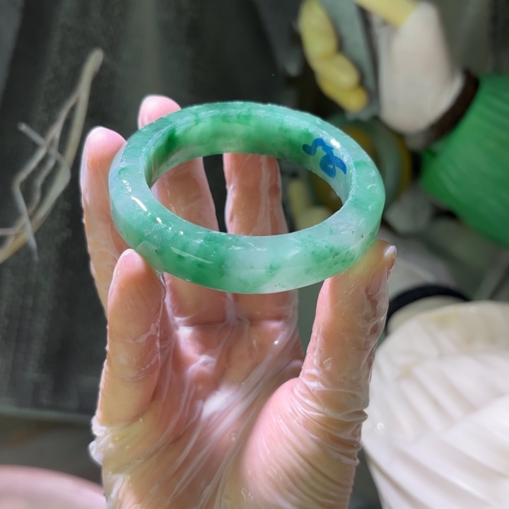 飘***飘石英质玉（非洲翠）未镶嵌手镯定制