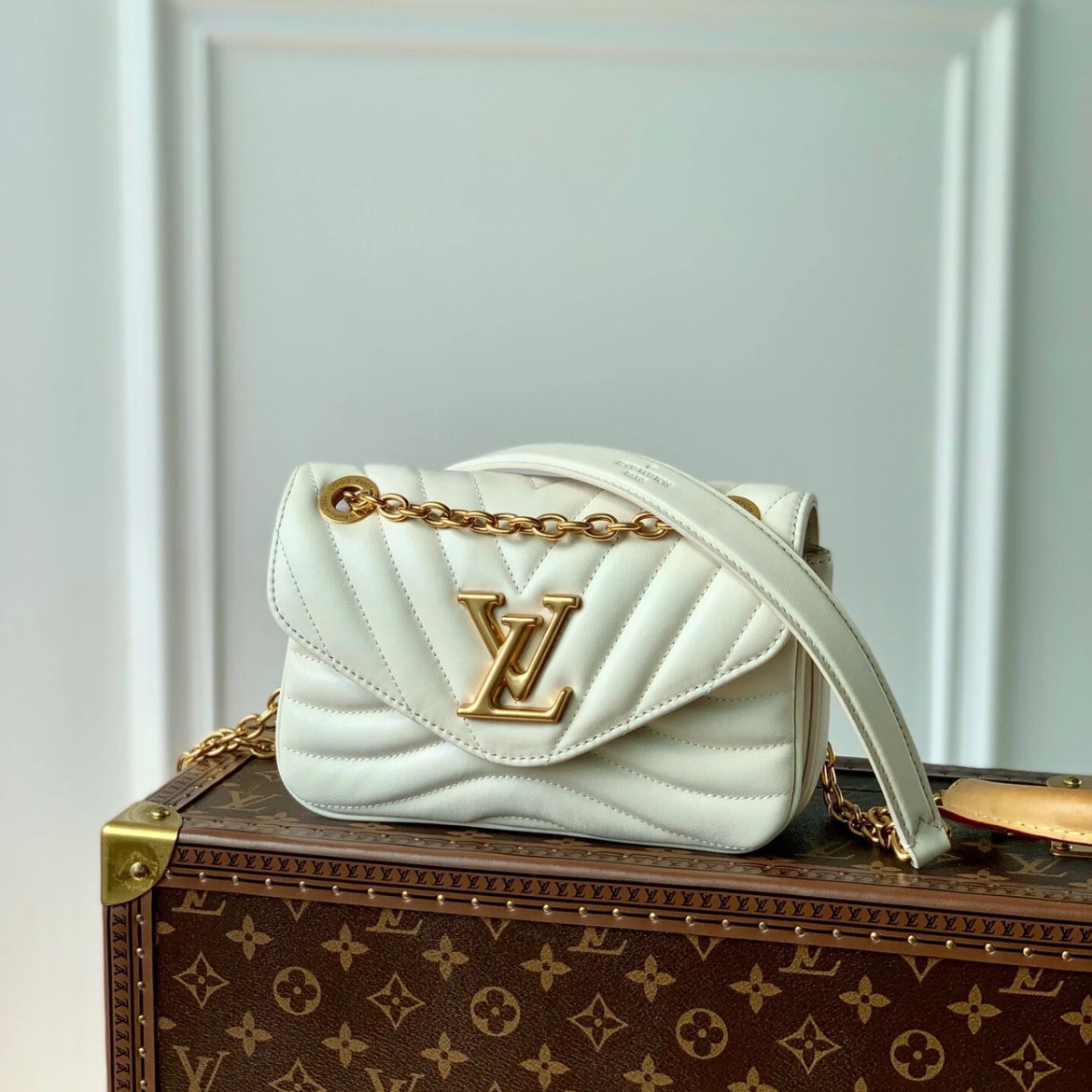 95新 LouisVuitton/路易威登 /New Wave/屁桃包/白色/手提斜挎包
