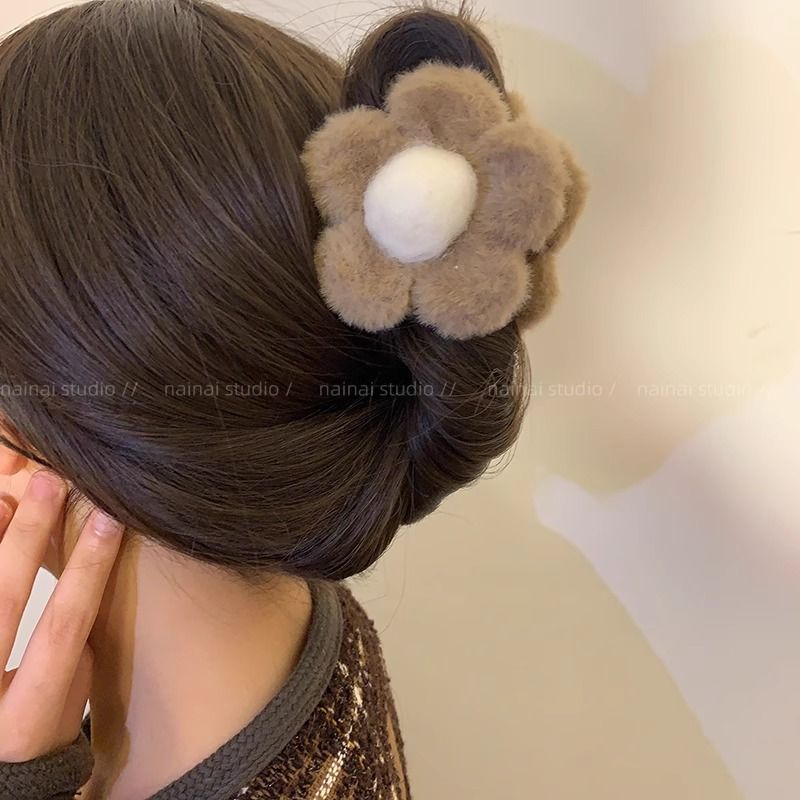 美拉德风~棕色毛绒花朵抓夹气质甜公主后脑勺盘发鲨鱼夹秋冬发夹