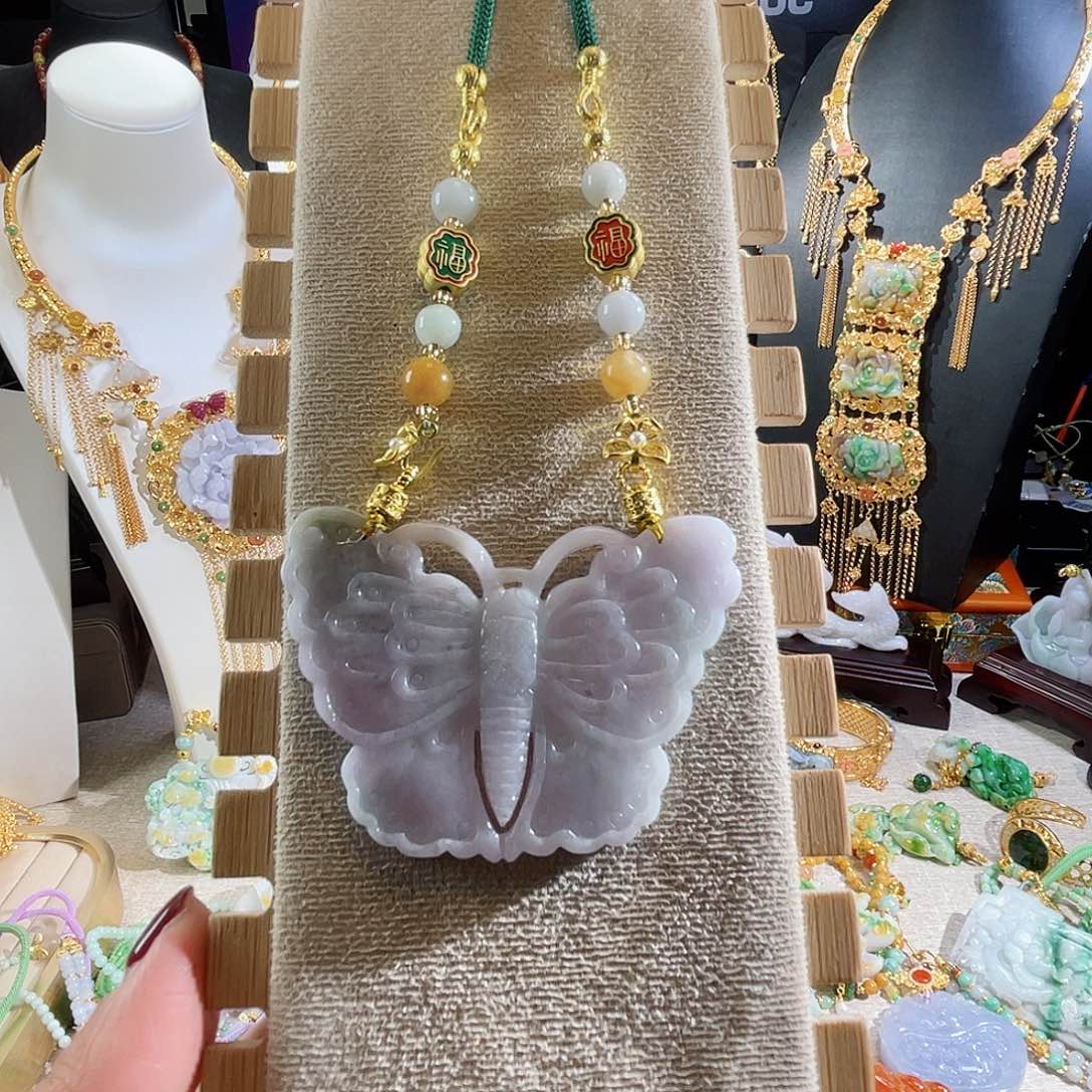 翡翠颈饰未镶嵌翡翠春彩大蝴蝶