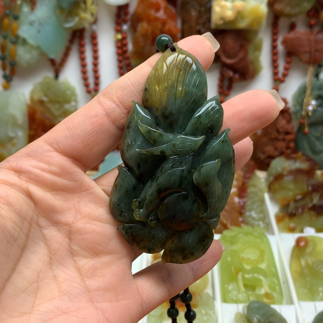 蛇纹石玉颈饰未镶嵌