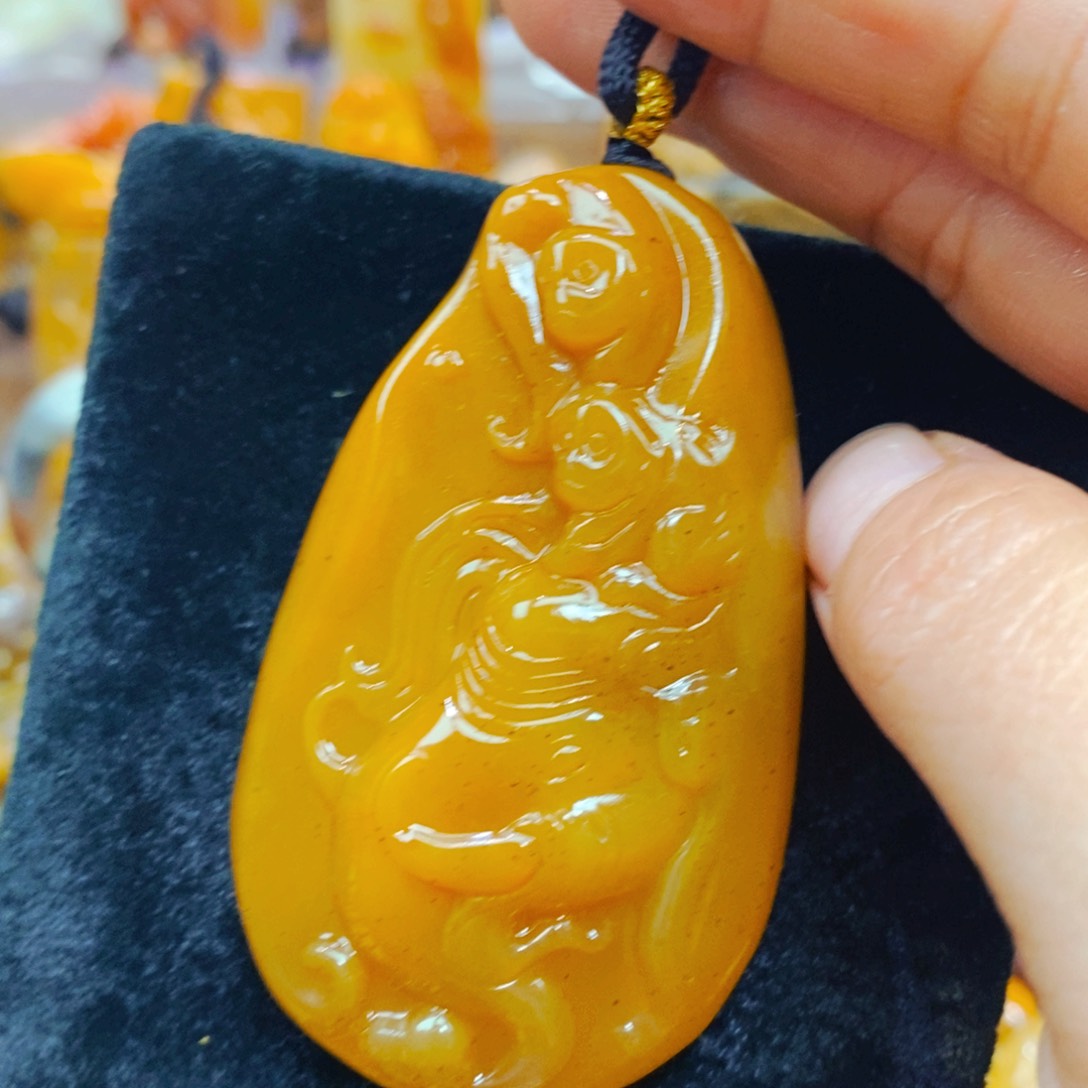 未镶嵌石英质玉（黄龙玉）颈饰