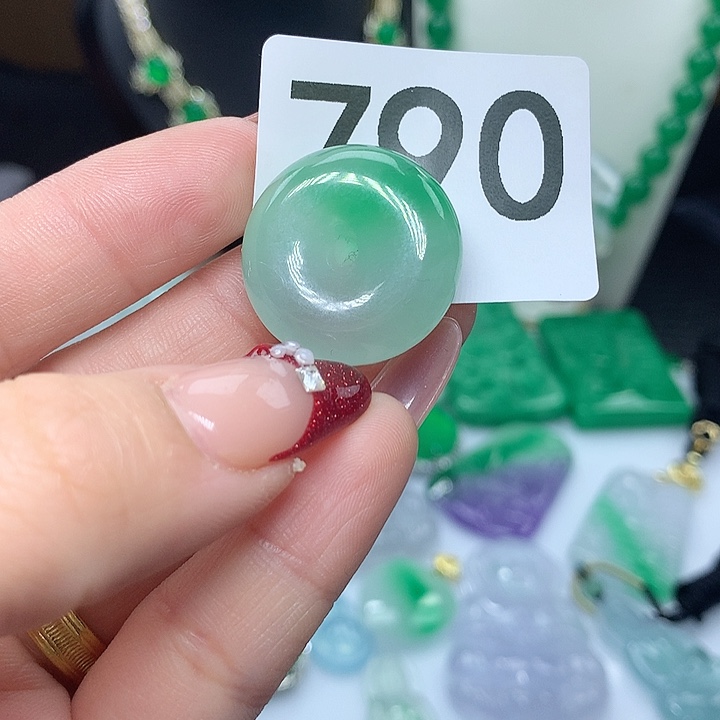 翡翠吊坠(赠链)未镶嵌