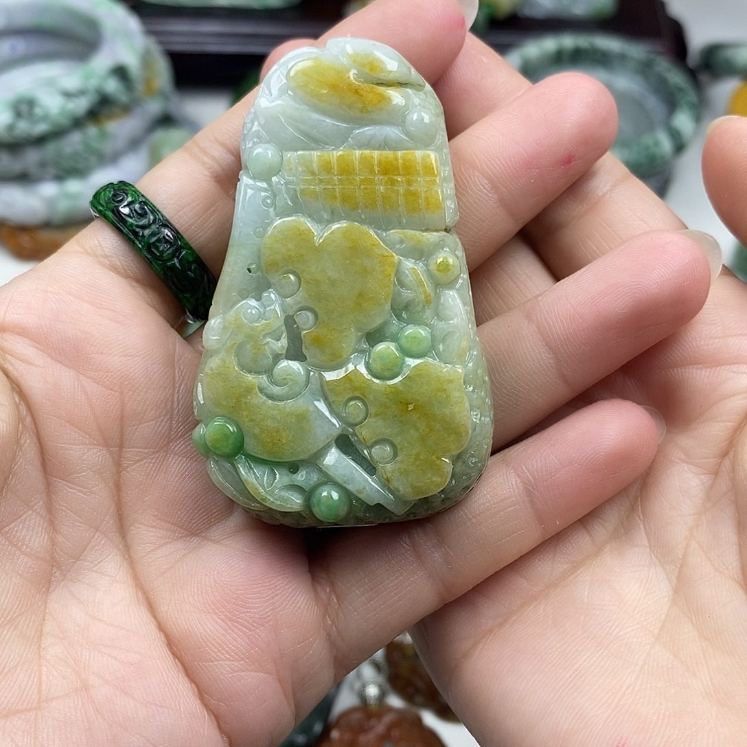 颈饰未镶嵌翡翠孙*蕾牌子