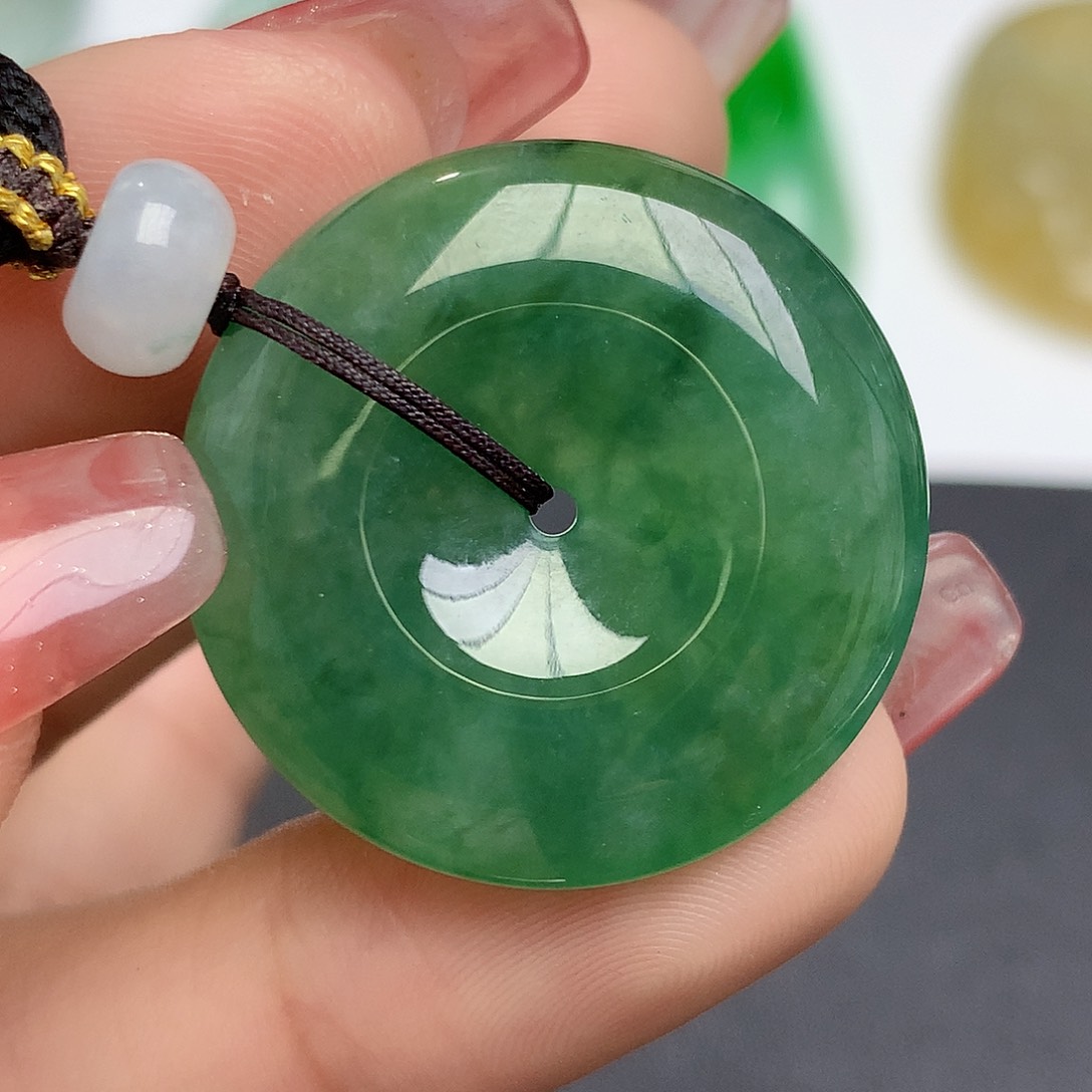 翡翠颈饰未镶嵌平安扣