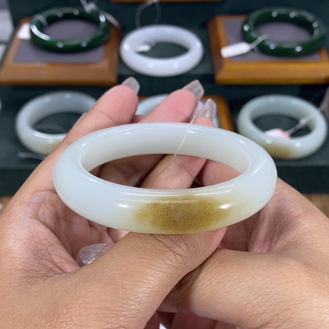 和田玉手镯未镶嵌