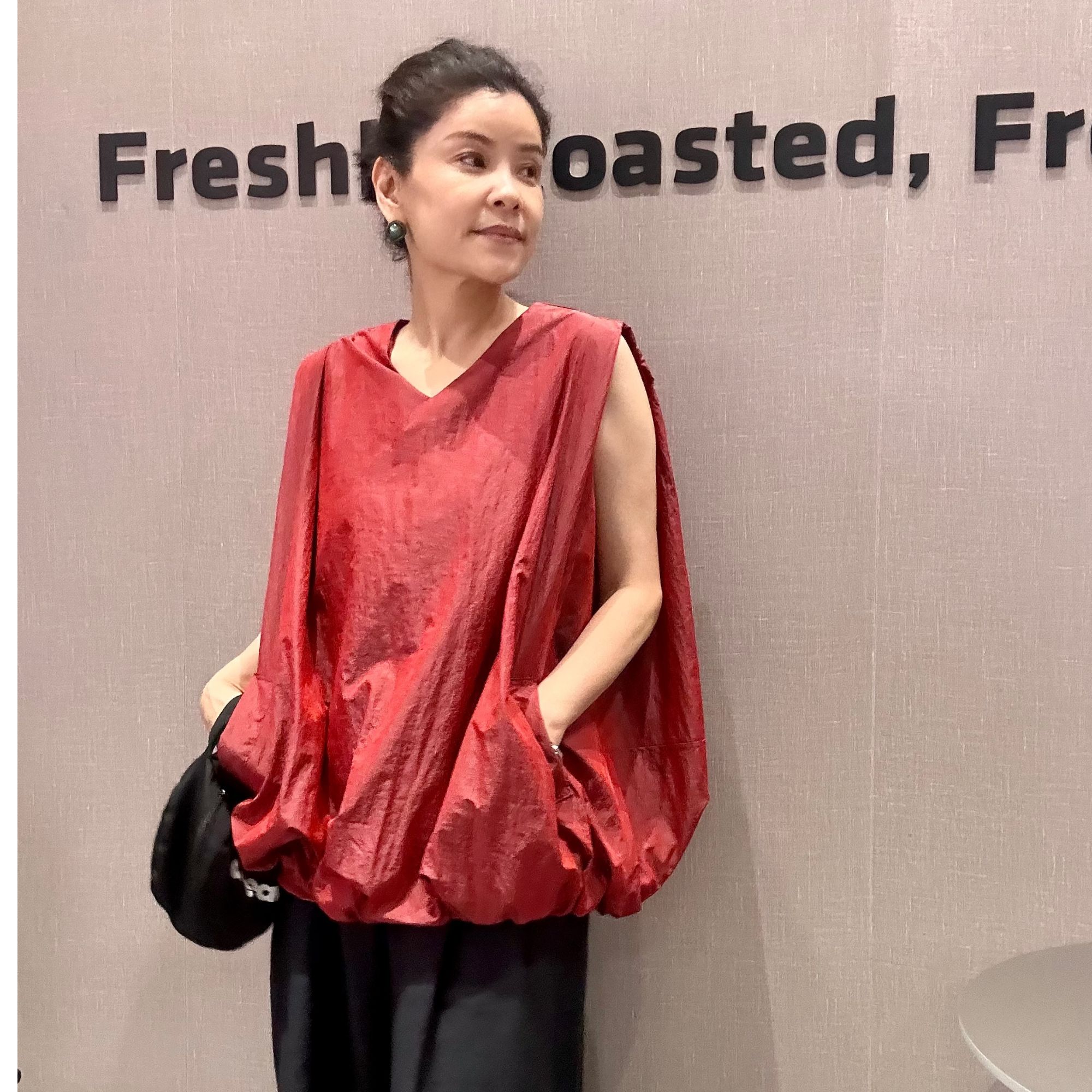 杨太精选【解构主义】显瘦设计感时尚蓬蓬花瓣式下摆V领无袖上衣