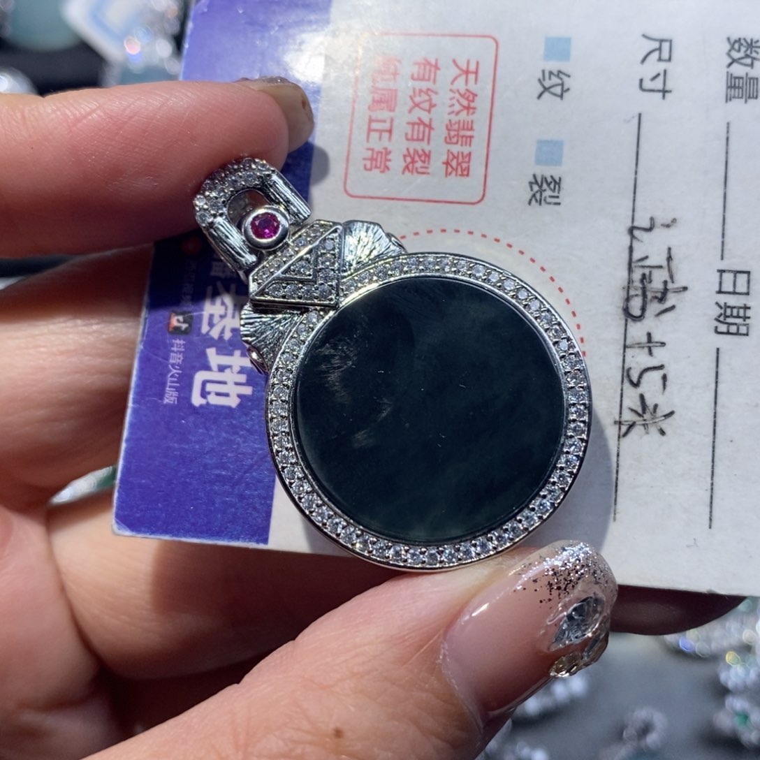 翡翠颈饰未镶嵌翡翠