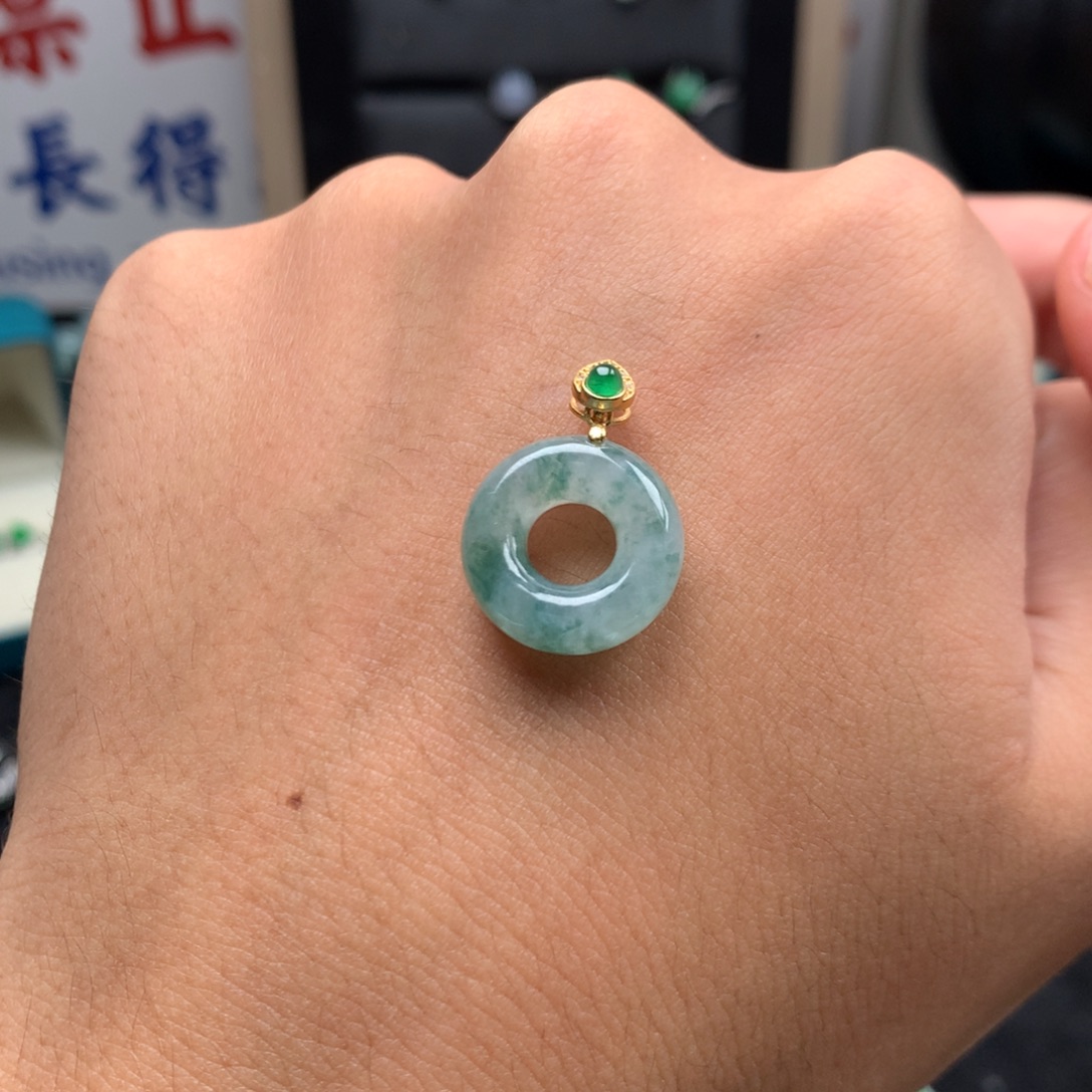 翡翠未镶嵌颈饰你是