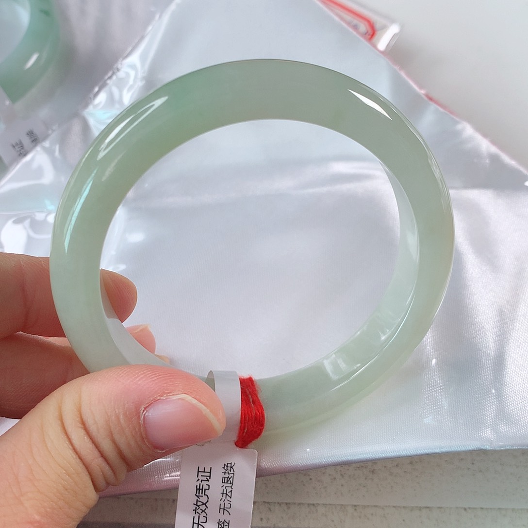 翡翠手镯未镶嵌①④⑧