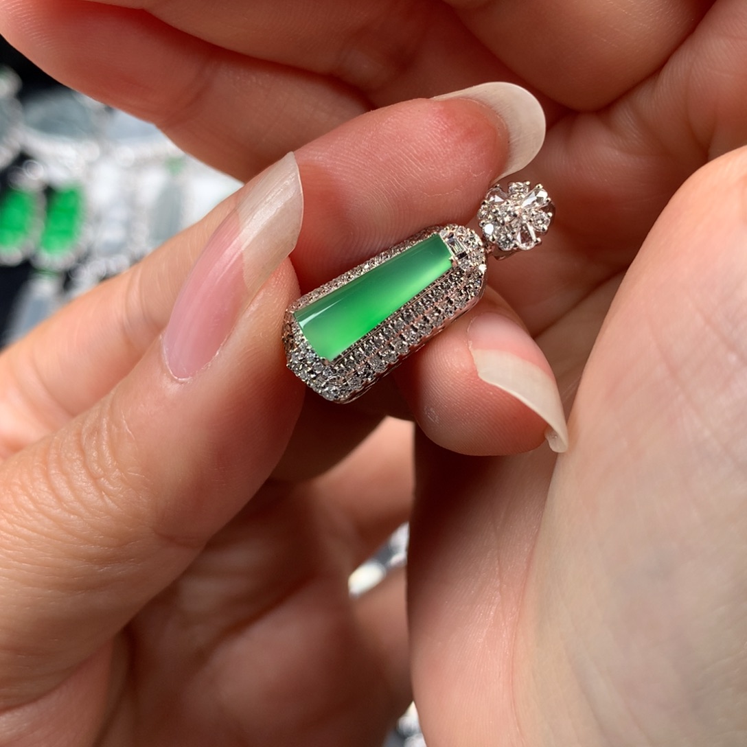 颈饰18K金镶嵌翡翠甜绿柱子