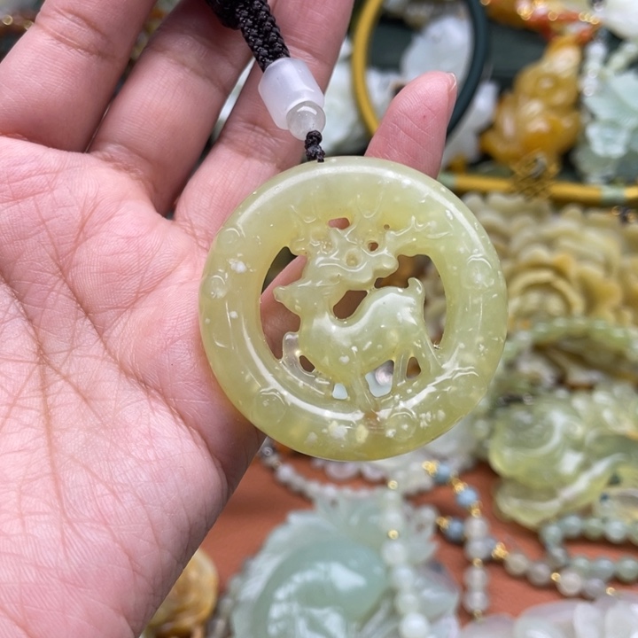 蛇纹石玉吊坠合金