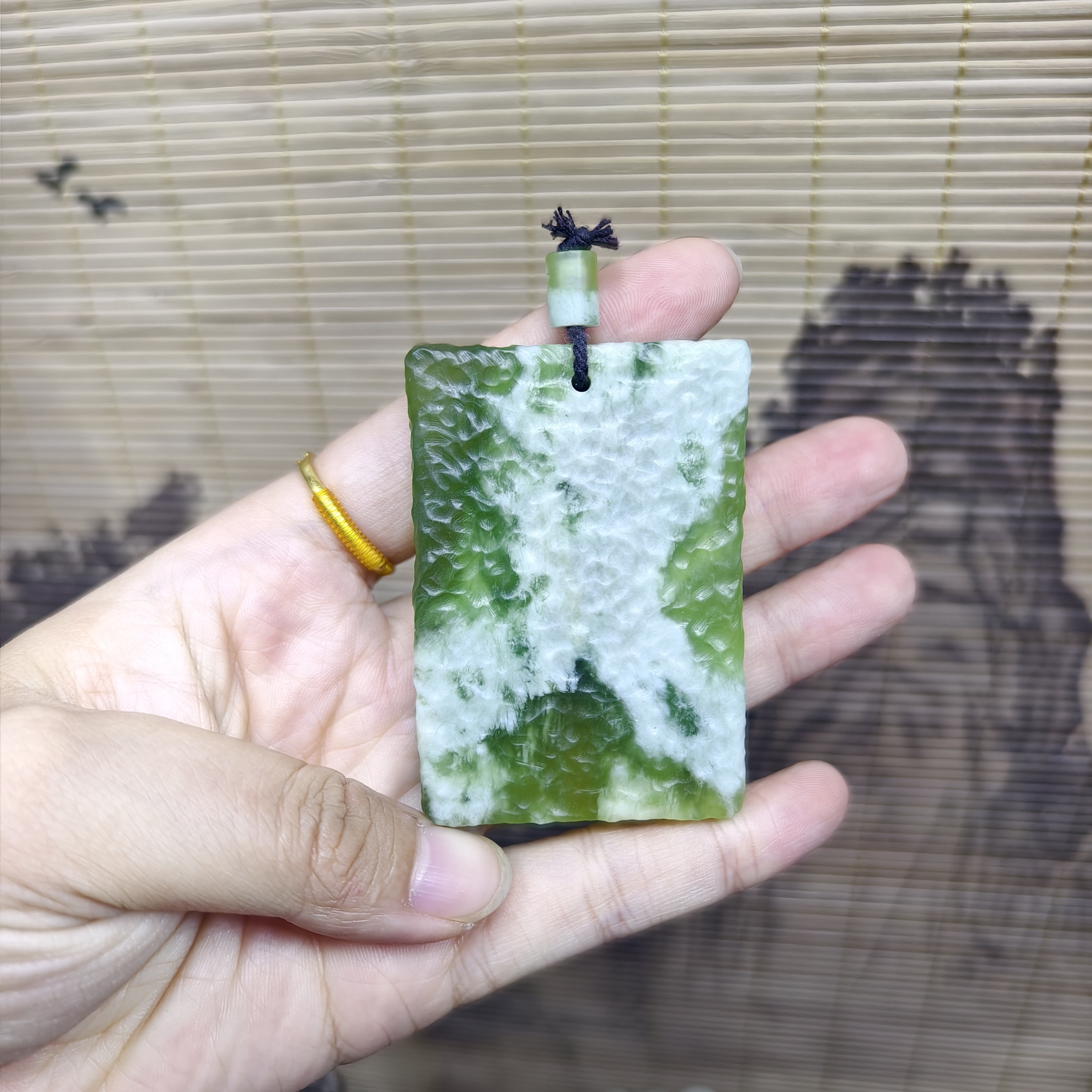 纯天然岫玉复古锤纹青提奶盖平安无事牌