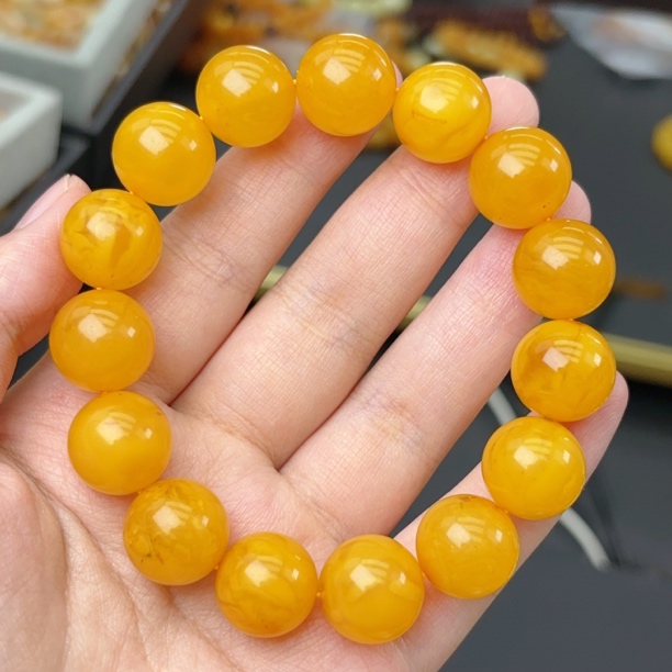 鸡油黄飘花15➕瑕疵蜜蜡圆珠手串（210号）