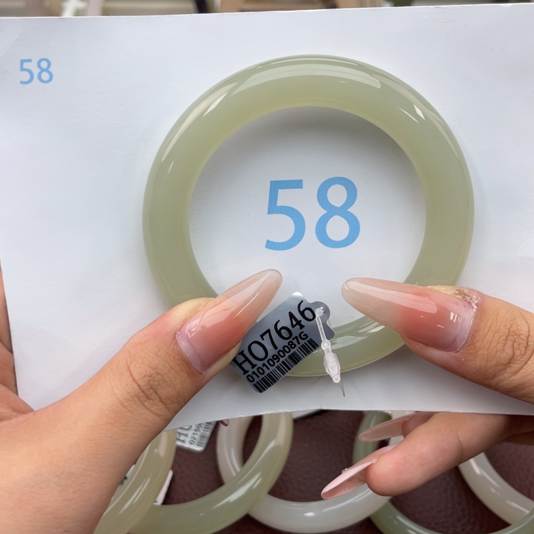 和田玉手镯未镶嵌穿****子