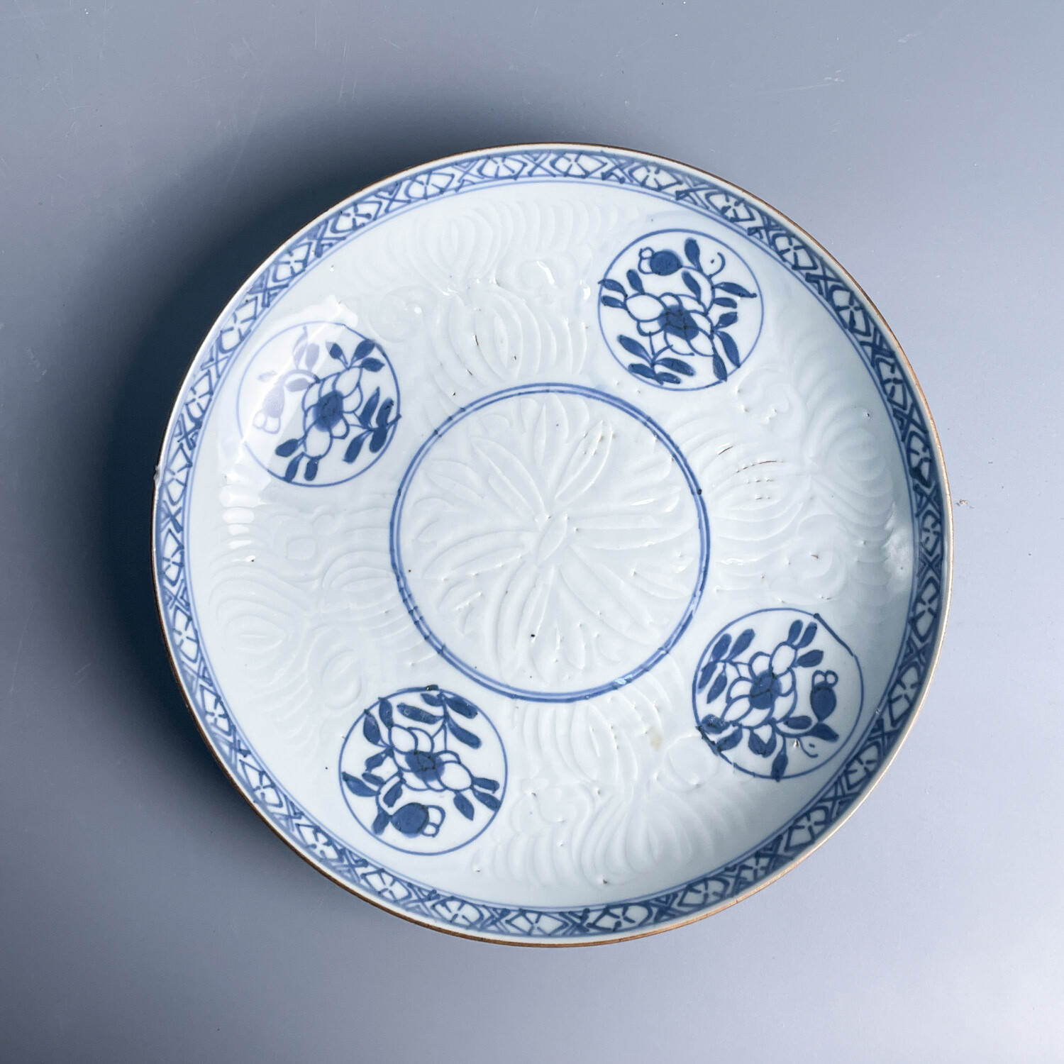 M25K6000D86 - 清康熙青花暗刻花卉纹深腹盘