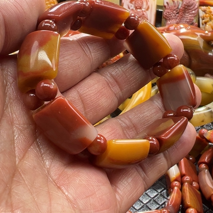 石英质玉（黄龙玉）颈饰未镶嵌