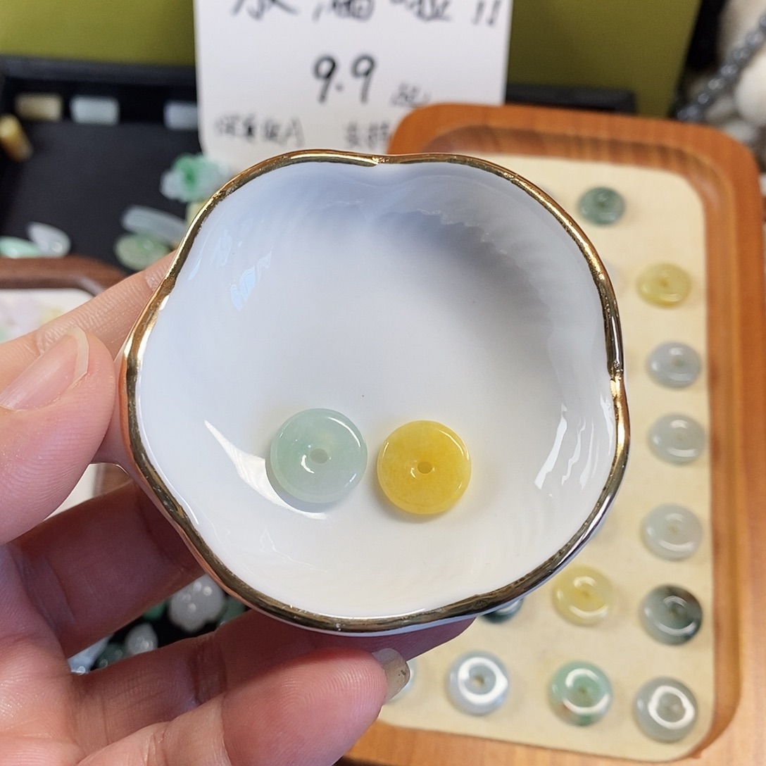 叶***子翡翠未镶嵌颈饰小滴溜