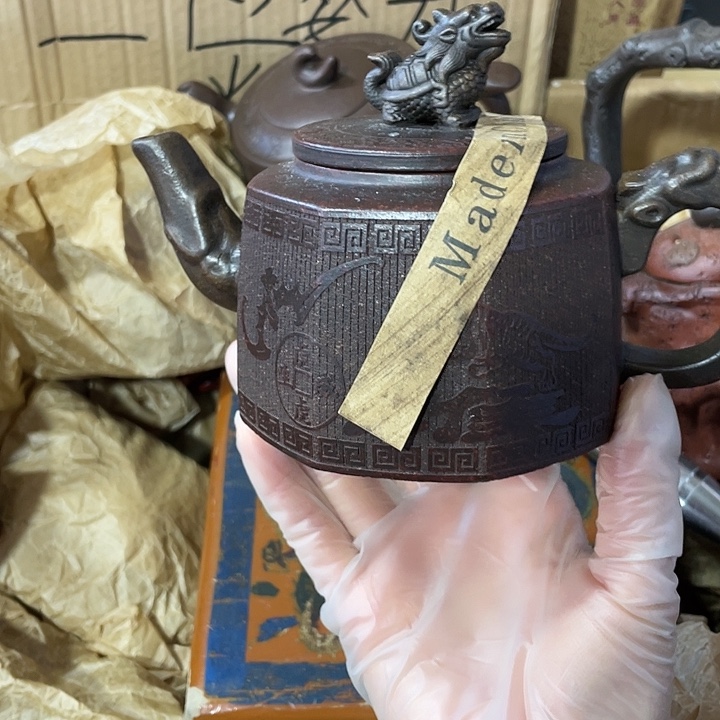紫砂茶壶原矿泥料，纯手工制作的一把紫砂壶。