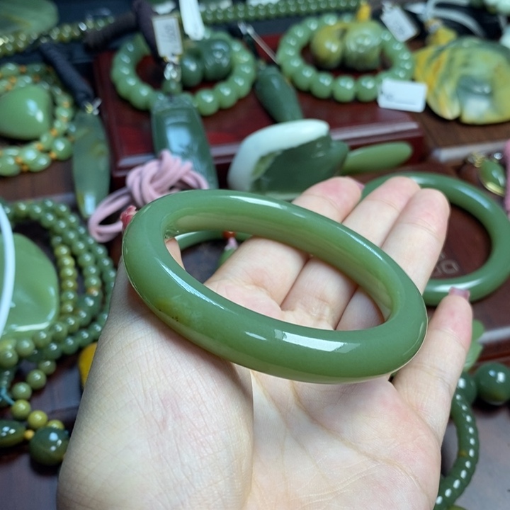k***r未镶嵌手镯岫岩河磨玉（透闪石质玉）