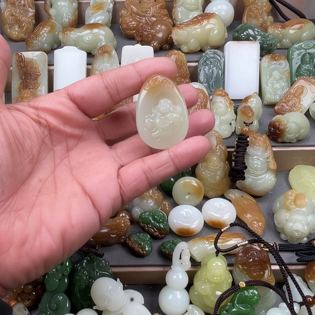 洋***洋和田玉未镶嵌颈饰