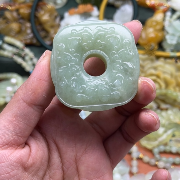 蛇纹石玉吊坠合金