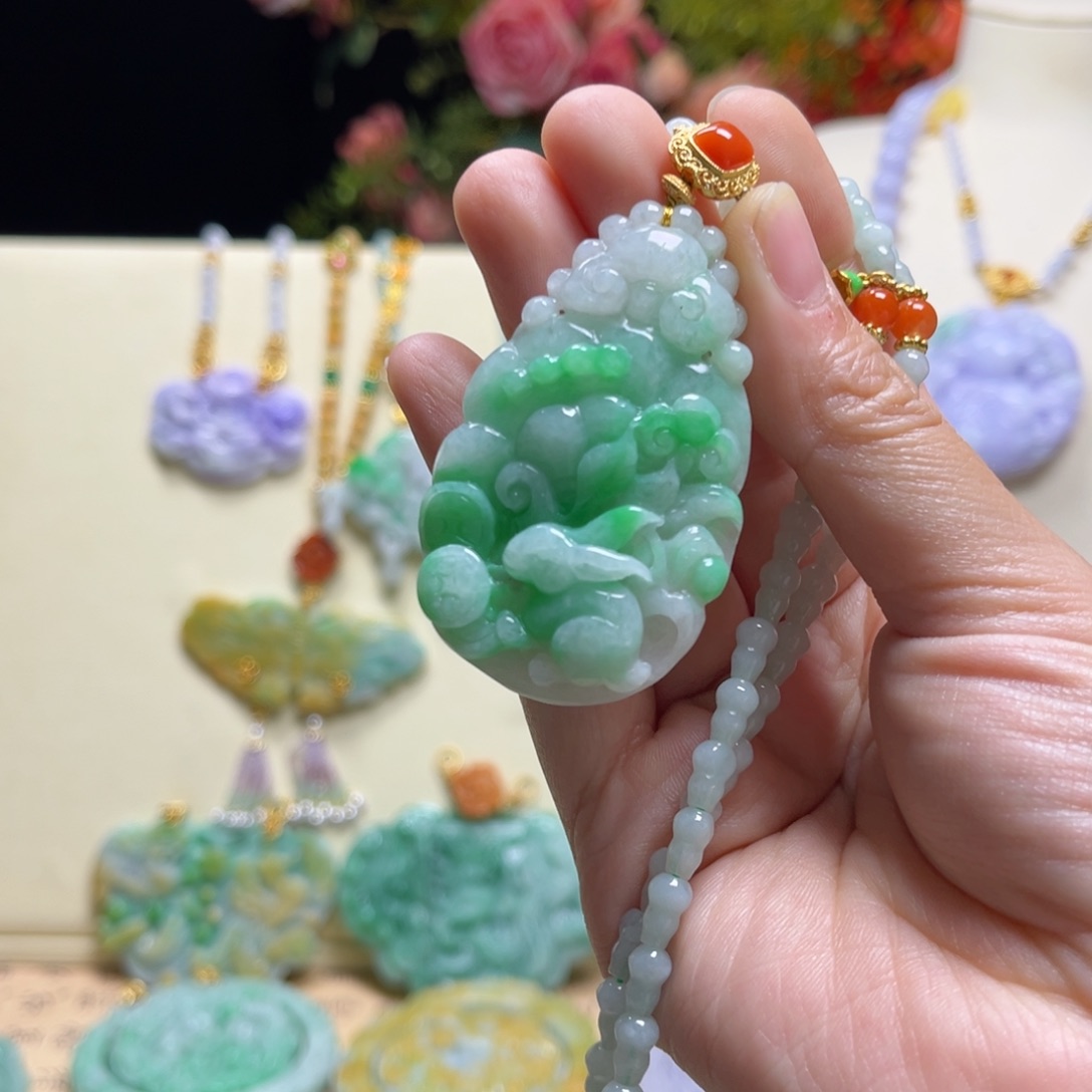 翡翠颈饰未镶嵌兔子