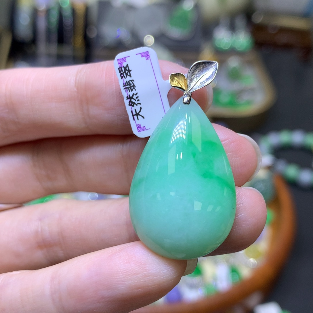 翡翠颈饰18K金镶嵌翡翠吊坠项链