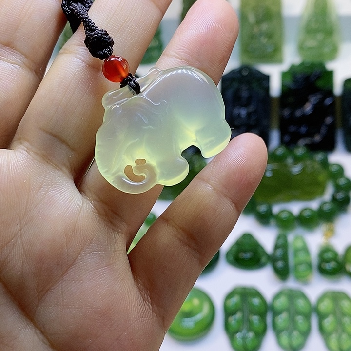 蛇纹石玉颈饰未镶嵌