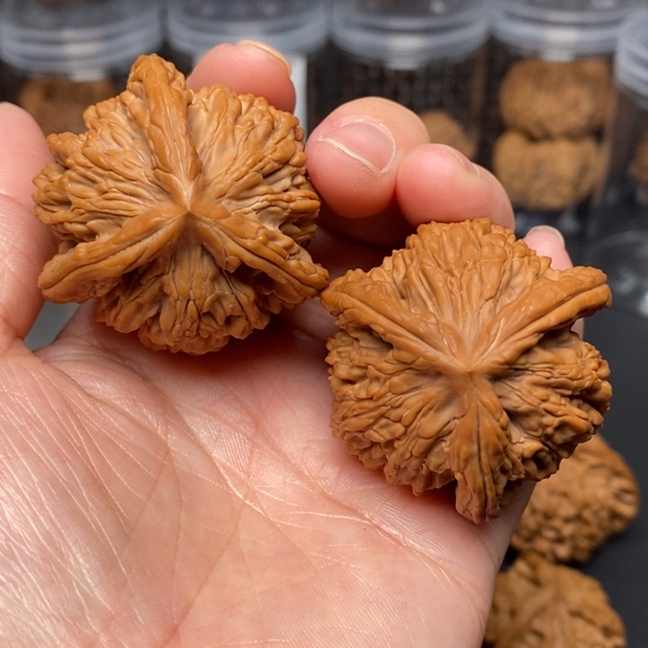 文玩核桃吊坠虎头奔