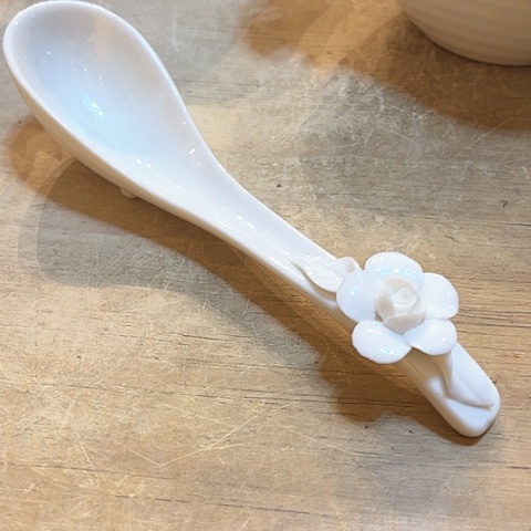 白瓷风****✿捏花勺子一个