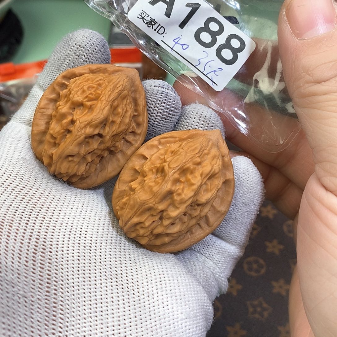 桃核把件大红袍35尺。       