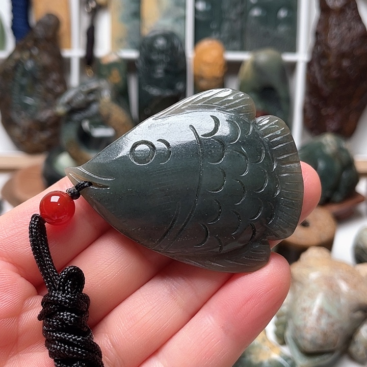 未镶嵌岫岩老玉（透闪石质玉）挂件